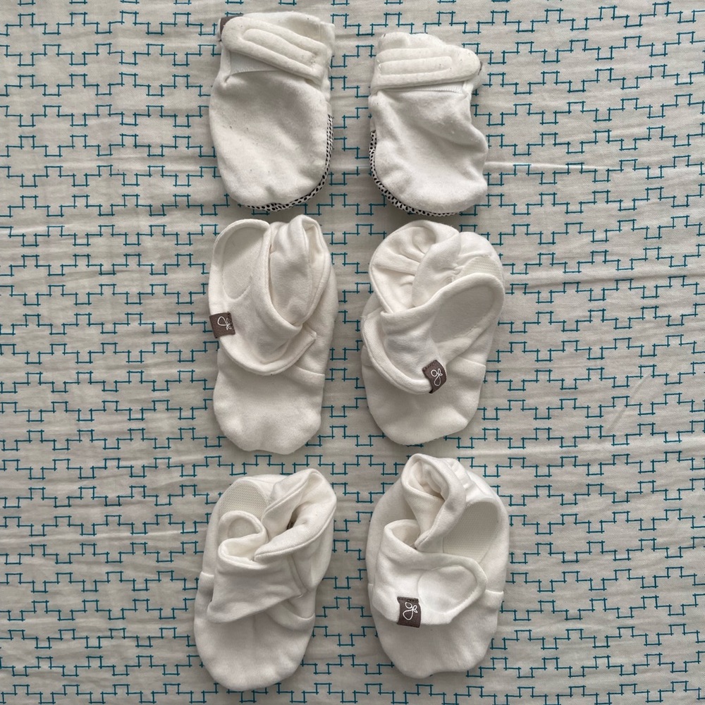 Goumi set of baby booties and pair of mittens